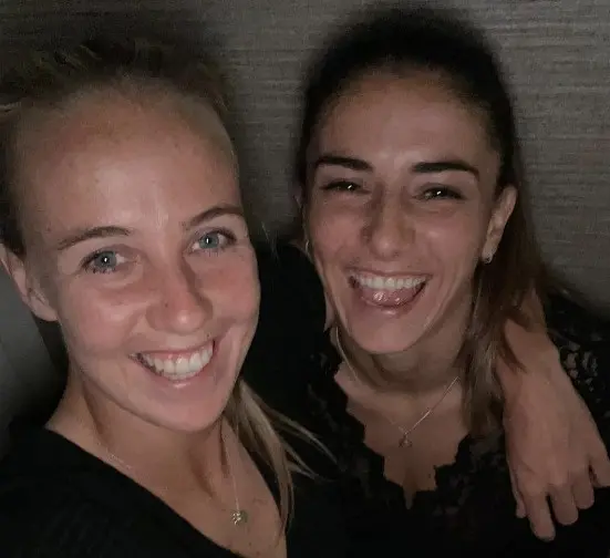 Dani&euml;lle van de Donk y Beth Mead